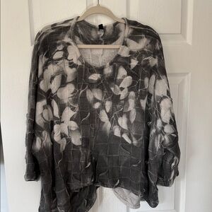 Dress to Kill Women's White and Gray Oversize Top